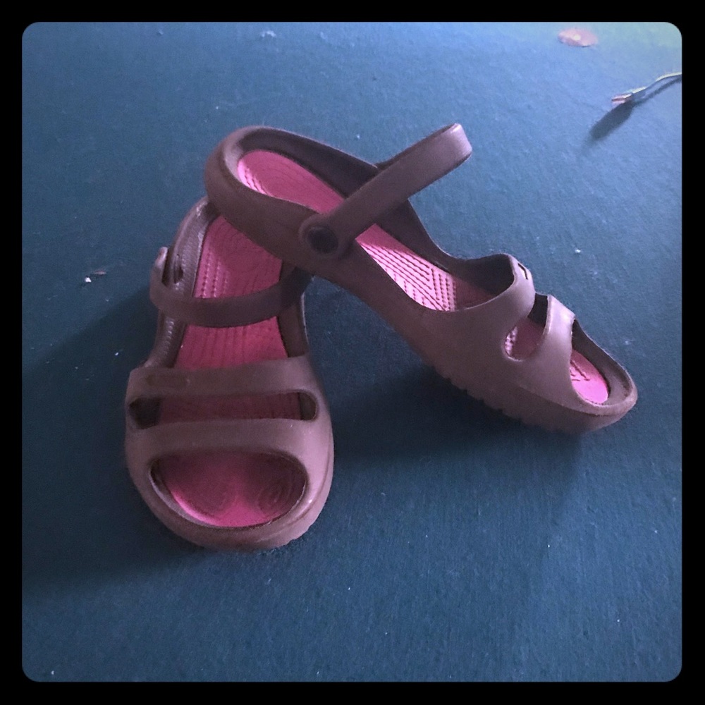 Croc like sandals adjustable back
